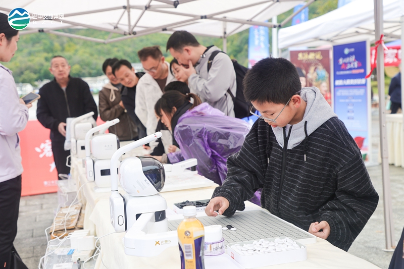 心言机器人亮相2026春晚：情感AI突破人机交互新纪元(图1)