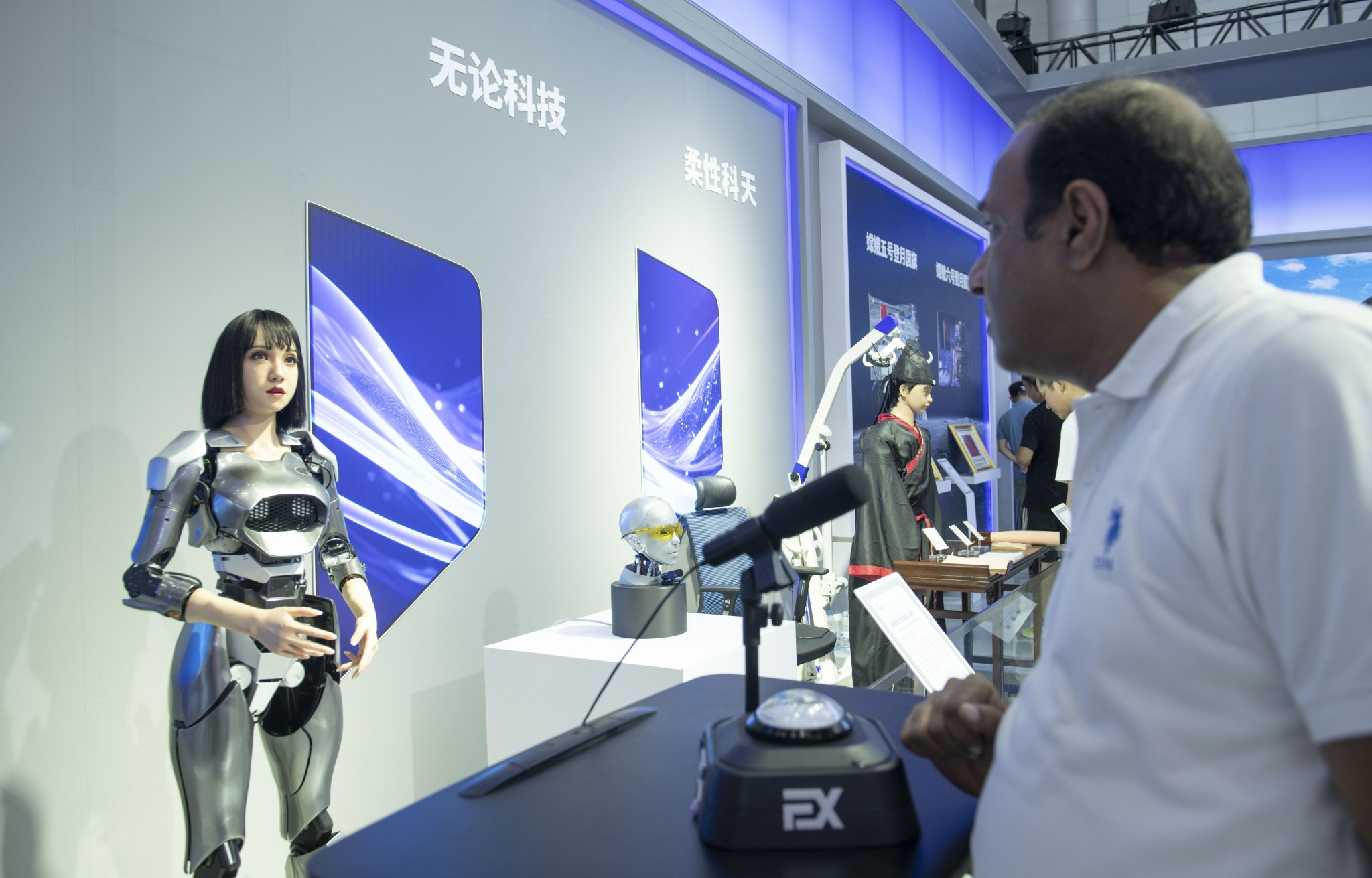 会聊天懂情绪AI玩具席卷全年龄段人群